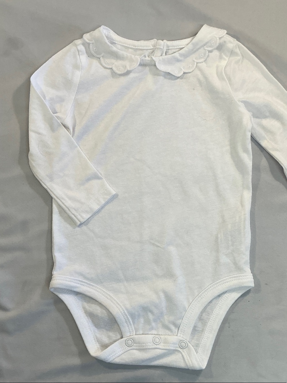 OshKosh B'gosh LIKE NEW White Long-Sleeve Scalloped Collar Onesie